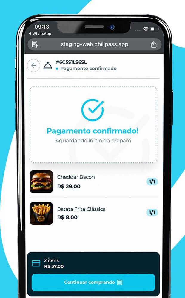 Cliente acompanhando o pedido pelo celular